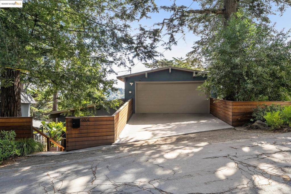 Oakland, CA 94611,6804 Saroni DR