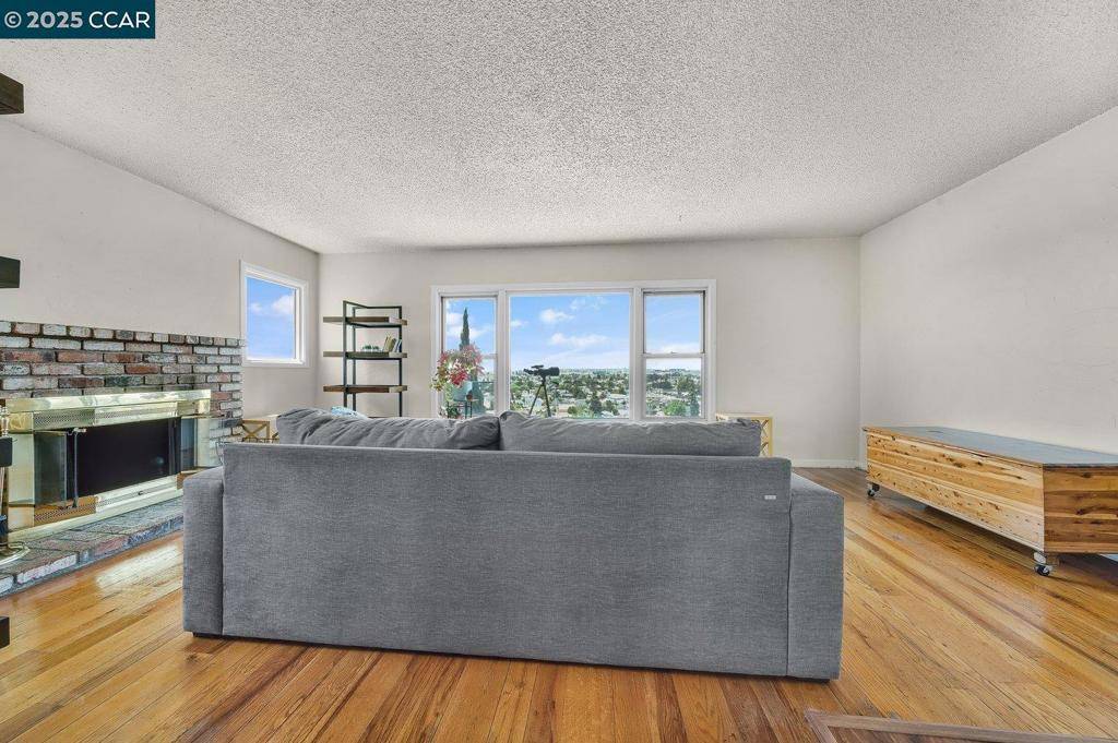 Oakland, CA 94605,9305 Burr St