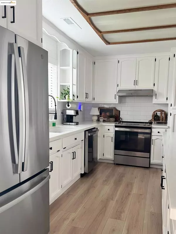 Lodi, CA 95242,324 Lassen DR