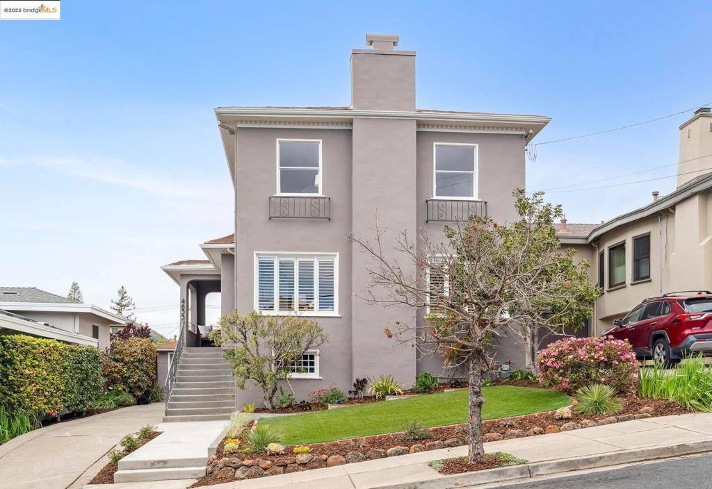 Oakland, CA 94602,4633 Edgewood Ave