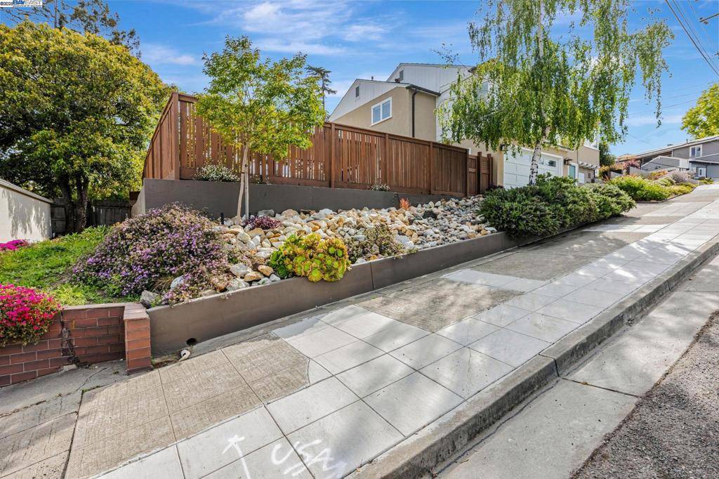 Oakland, CA 94605-4423,9201 Crest Ave
