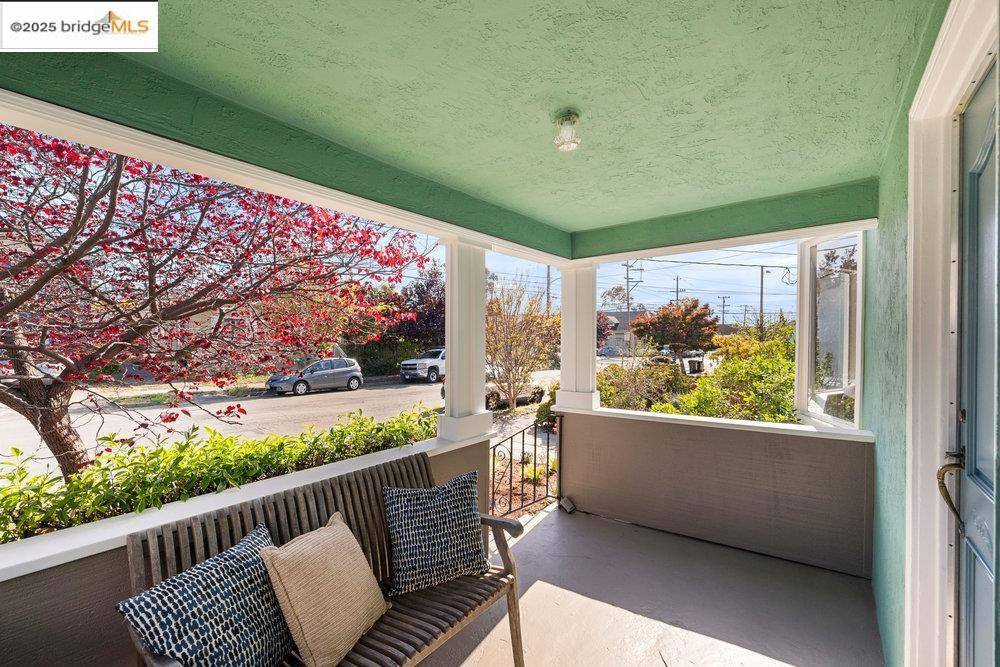 Oakland, CA 94608,886 56Th St
