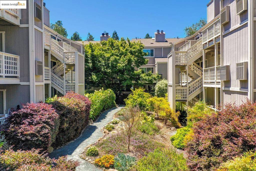 2723 Oak Rd #J,  Walnut Creek,  CA 94597