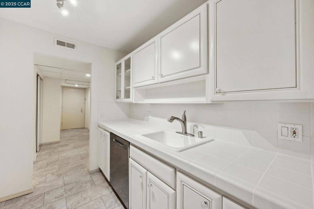Walnut Creek, CA 94596,420 N Civic Dr #201