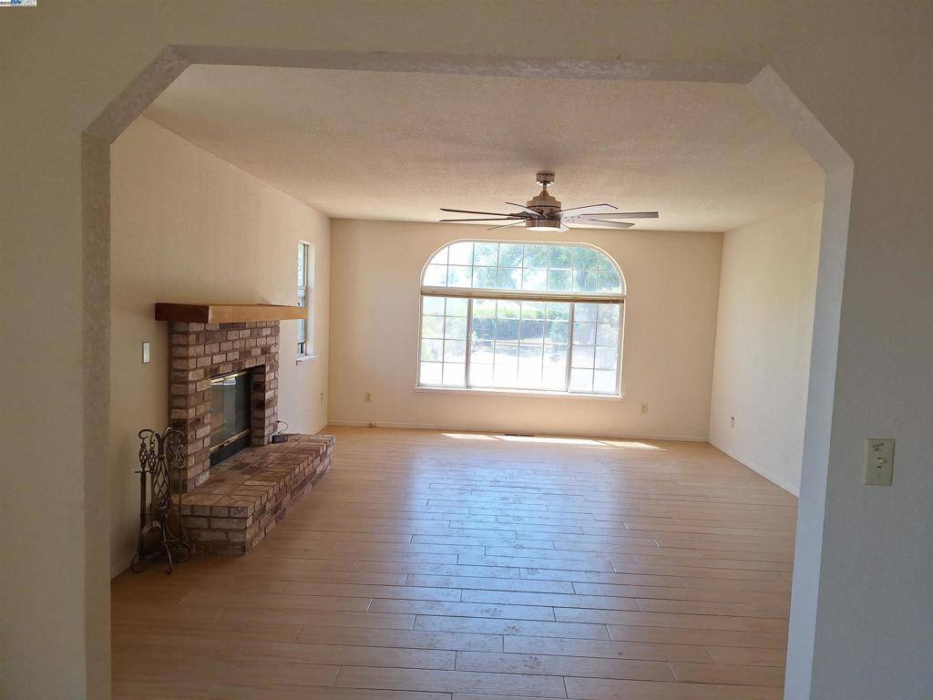 Hidden Valley Lake, CA 95467,18062 North Shore Dr