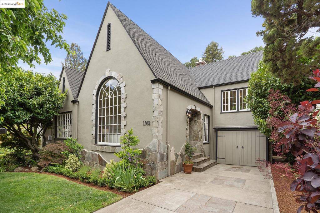 1562 Trestle Glen, Oakland, CA 94610-1865