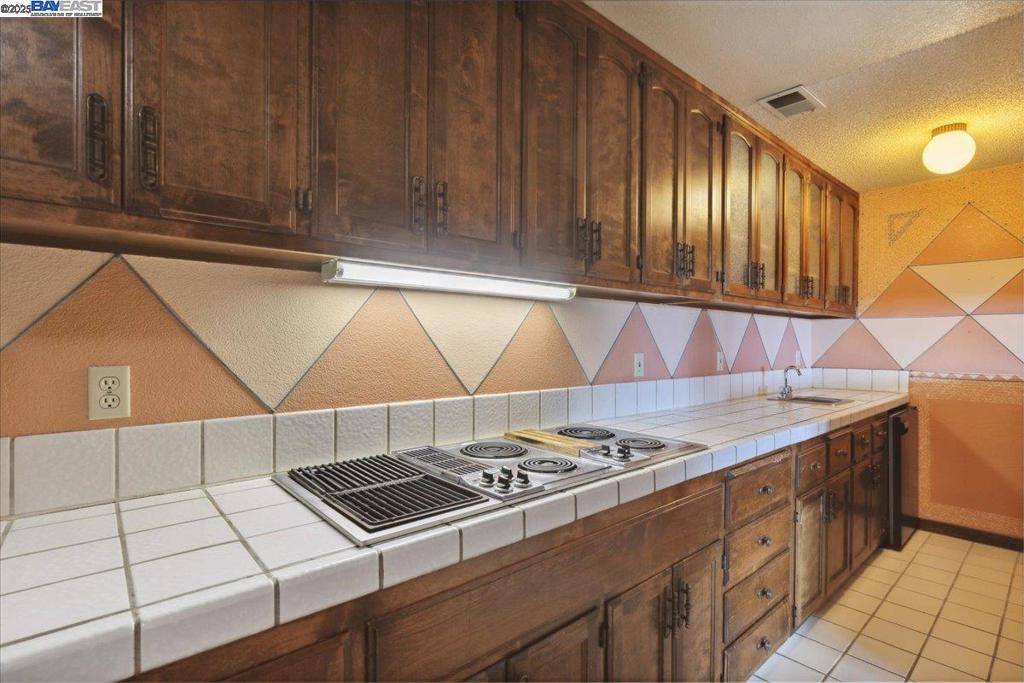 Hayward, CA 94542,26937 Hayward Blvd #217