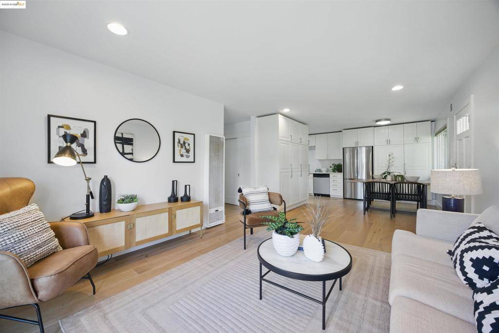 Oakland, CA 94602,2028 Damuth St #4