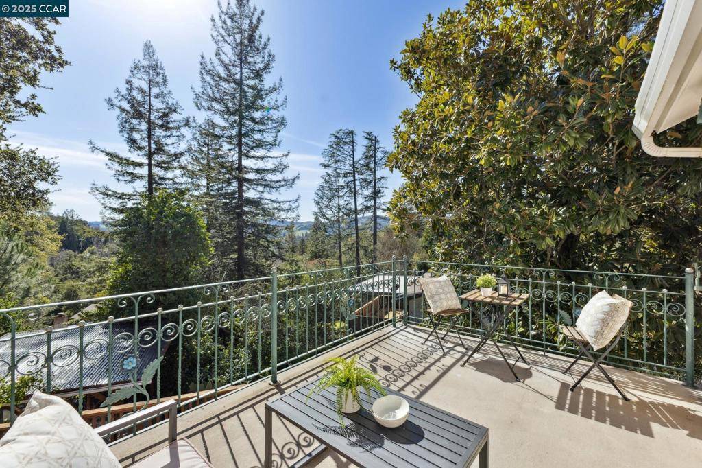 40 Las Palomas, Orinda, CA 94563-1527