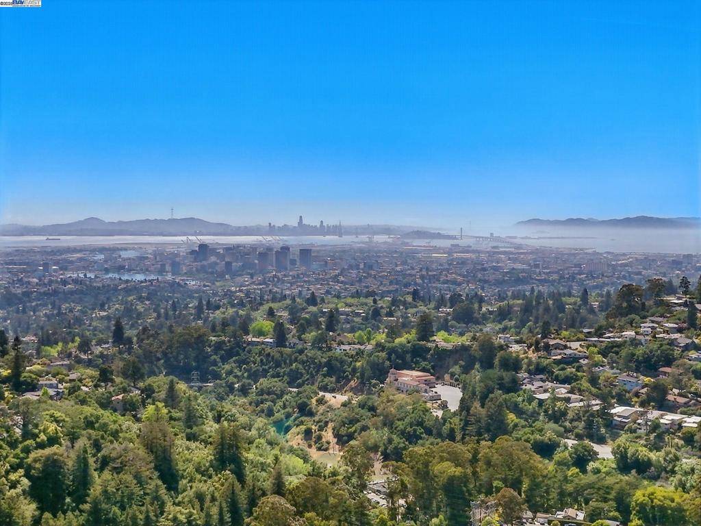 2323 Mastlands Dr, Oakland, CA 94611