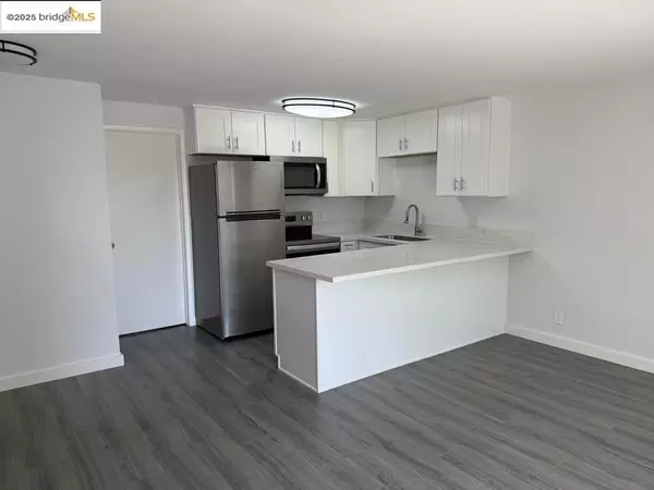 San Diego, CA 92103,4057 Brant St #8