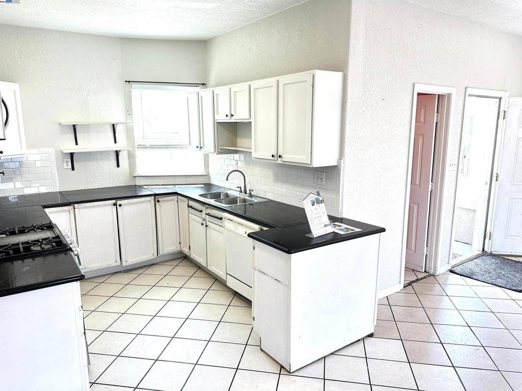 Oakland, CA 94621,1610 85th Avenue