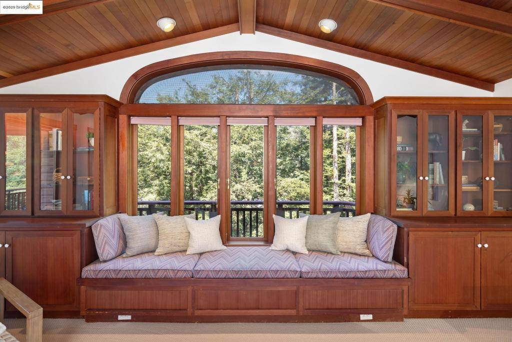 6890 Charing Cross Road, Berkeley, CA 94705
