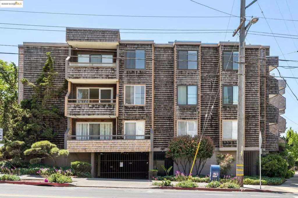 Oakland, CA 94610,696 Athol Ave #202
