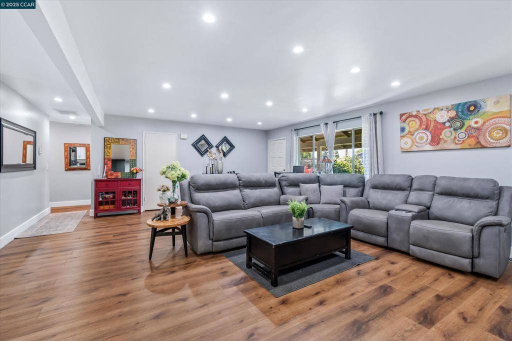 Rohnert Park, CA 94928,8037 Santa Barbara Dr