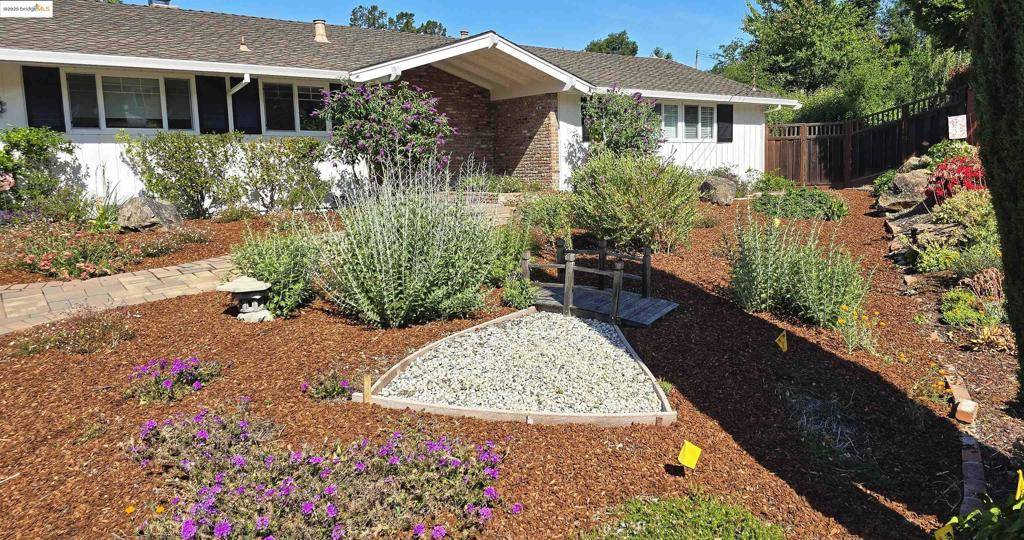 Orinda, CA 94563,2 Rae Ct