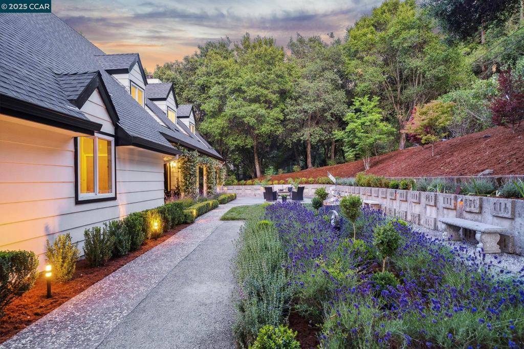 Orinda, CA 94563,6 Greenwood Ct