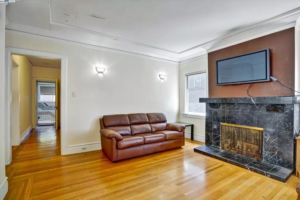 Oakland, CA 94618,5378 Broadway