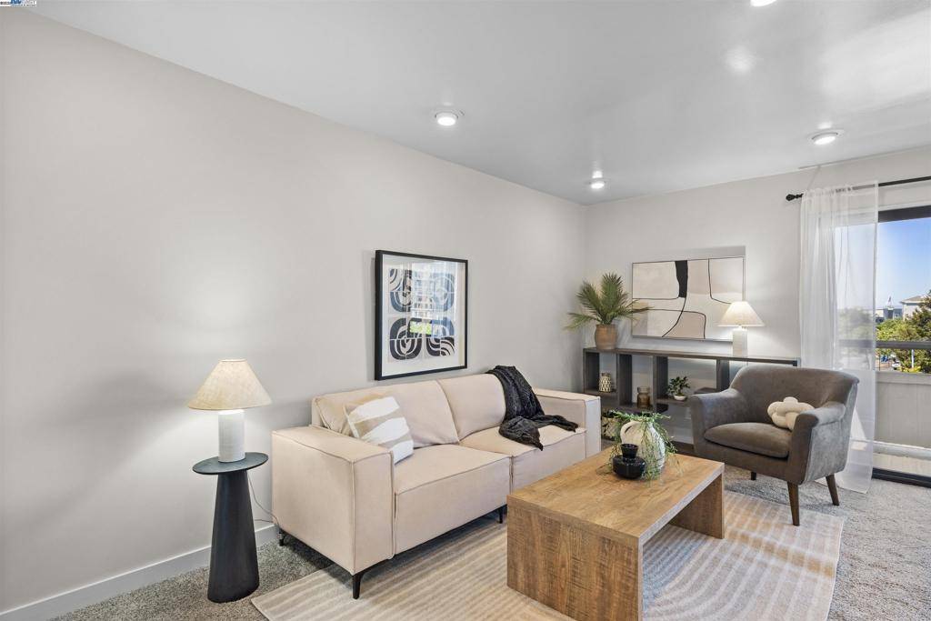 Oakland, CA 94607,5 Embarcadero W #321