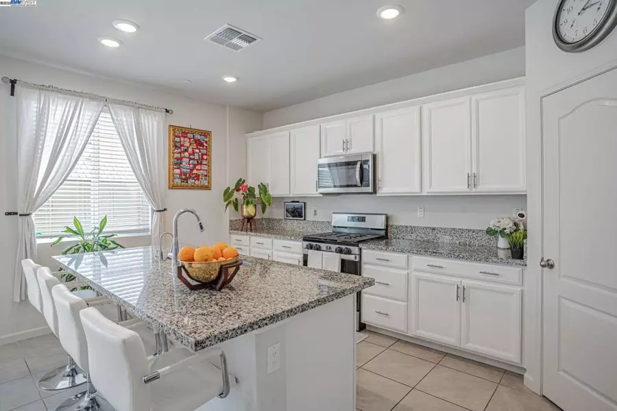 859 Helmsley Dr, Vacaville, CA 95687