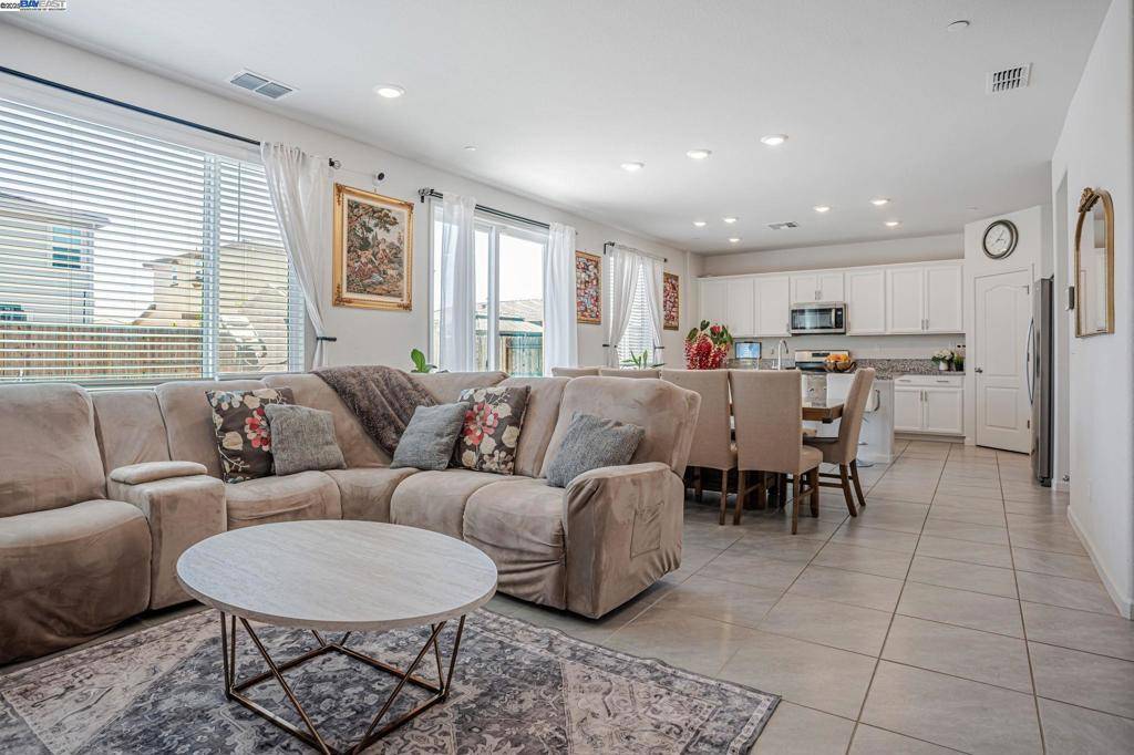 Vacaville, CA 95687,859 Helmsley Dr