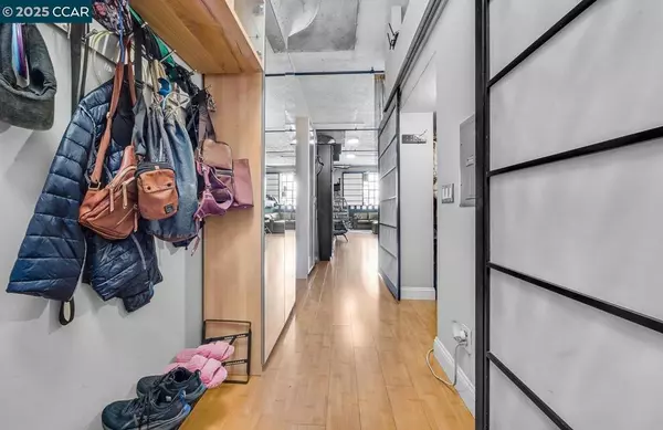 Oakland, CA 94607,247 4Th St #206