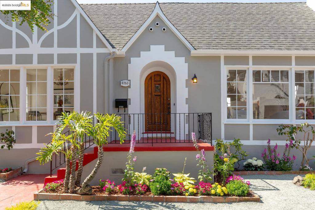 Oakland, CA 94618,6753 Manor Crest
