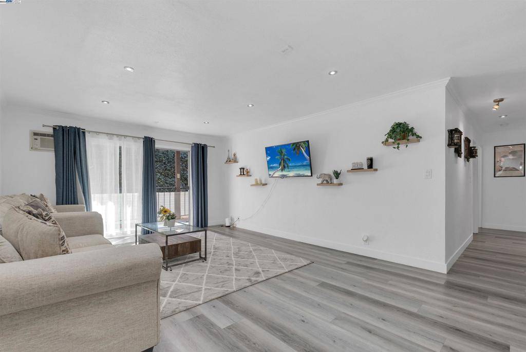 Castro Valley, CA 94546,2500 Miramar Ave #203