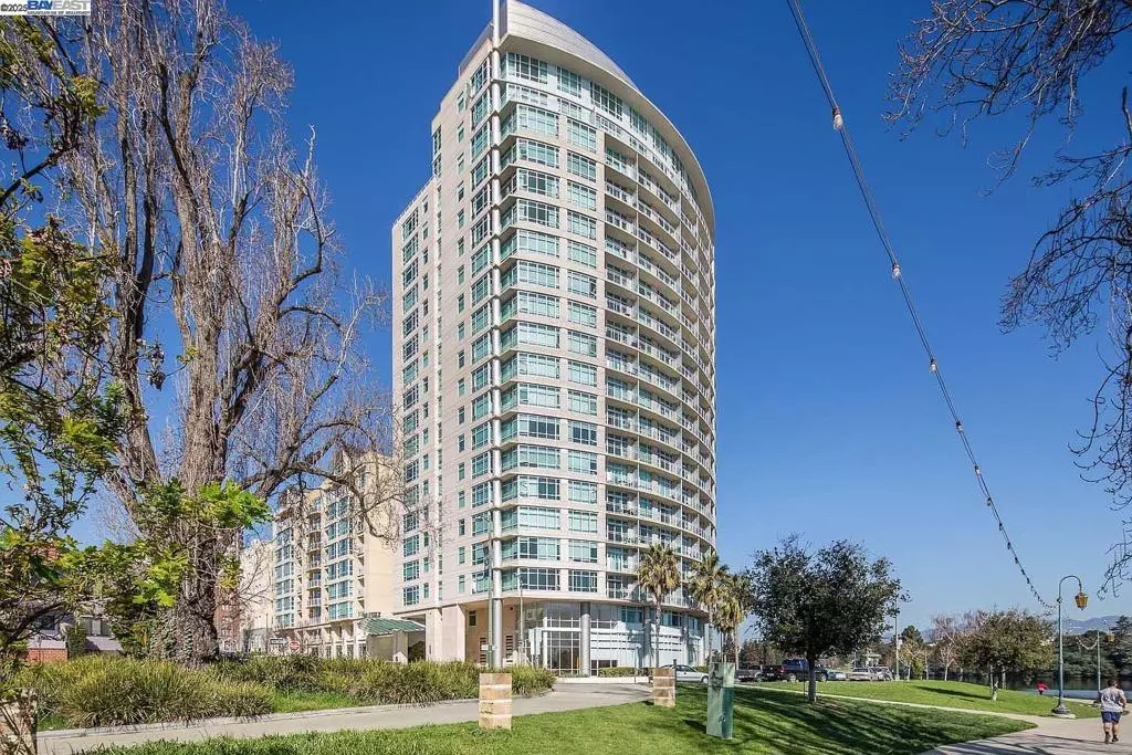 Oakland, CA 94612,1 Lakeside Dr #916