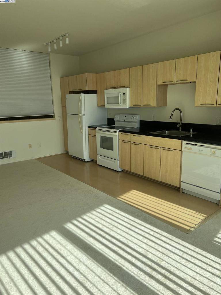 Oakland, CA 94612,1 Lakeside Dr #916