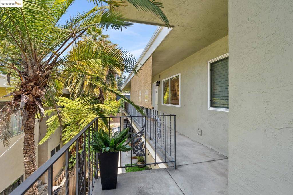 Oakland, CA 94602,2028 Damuth St #3