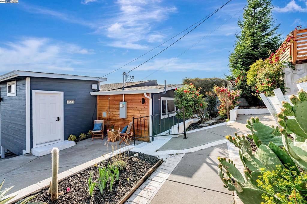 Oakland, CA 94605,6583 Simson St