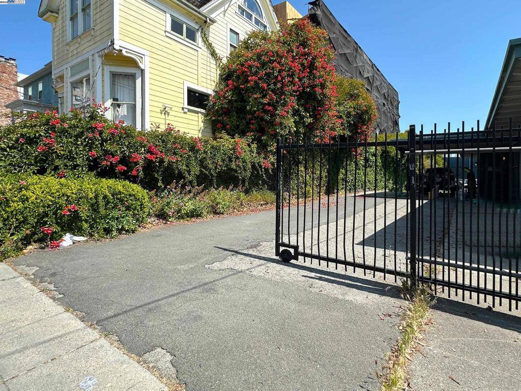 Berkeley, CA 94704,2320 Channing Way
