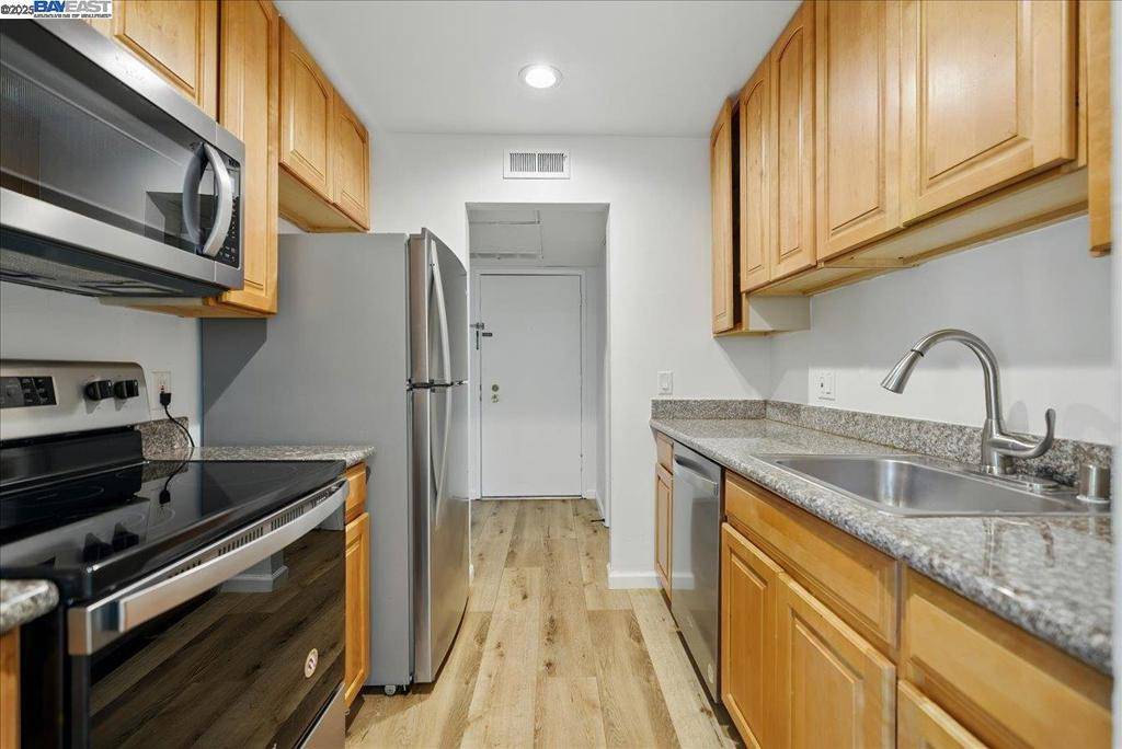 Walnut Creek, CA 94596,470 N Civic Dr #204