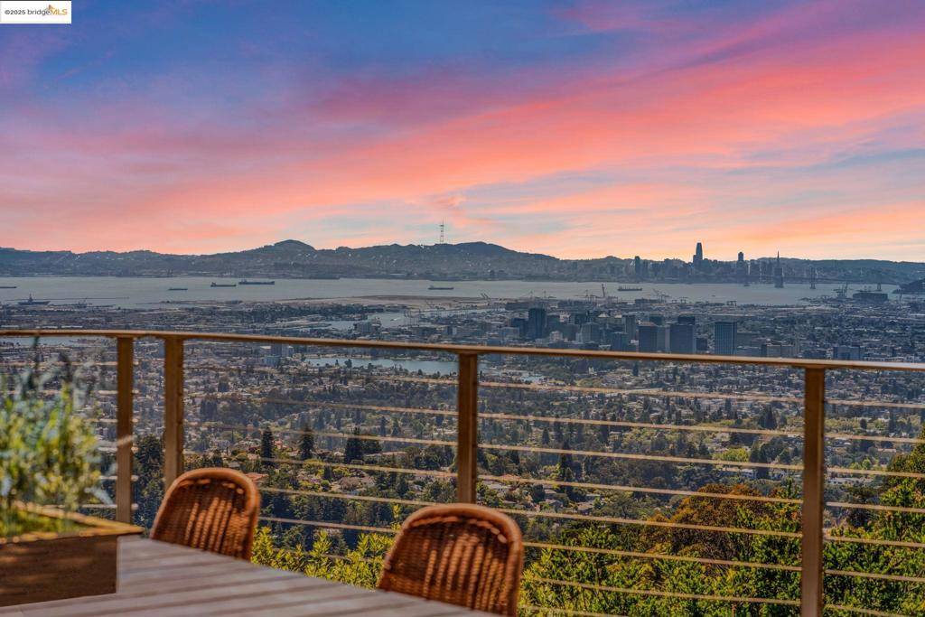 25 Holyrood Manor, Oakland, CA 94611