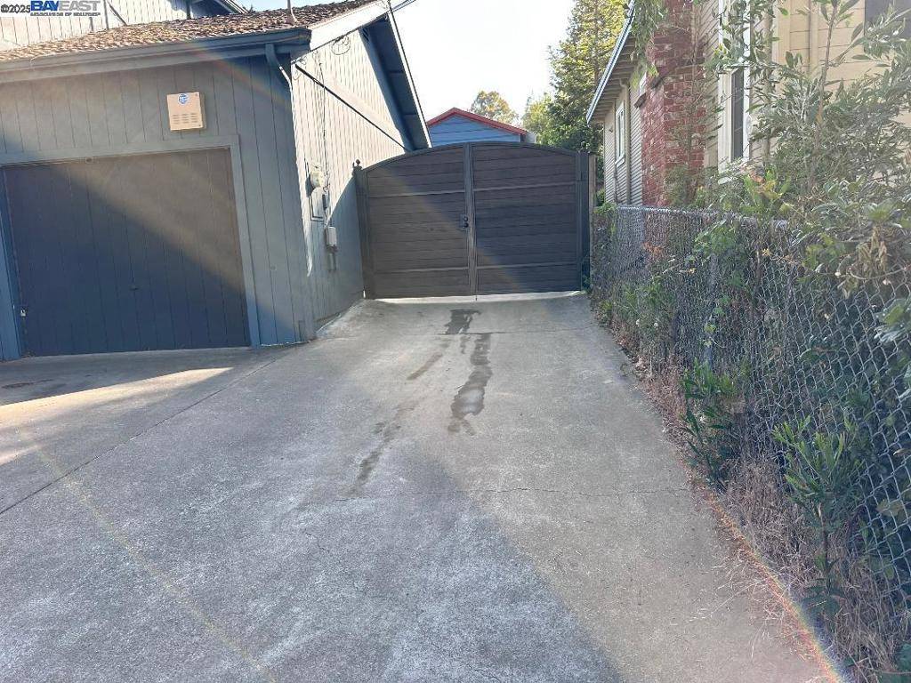 Oakland, CA 94605,8065 earl st