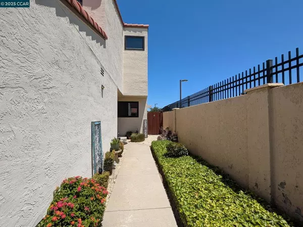 Hercules, CA 94547,9 Aquamarine Ct