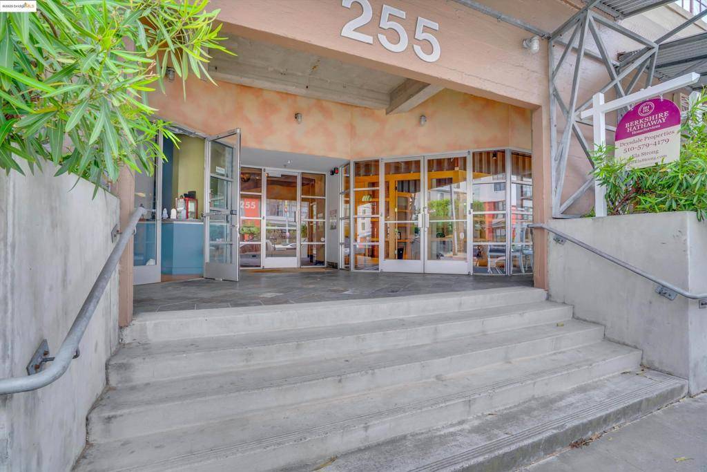 Oakland, CA 94607,255 3Rd St #208