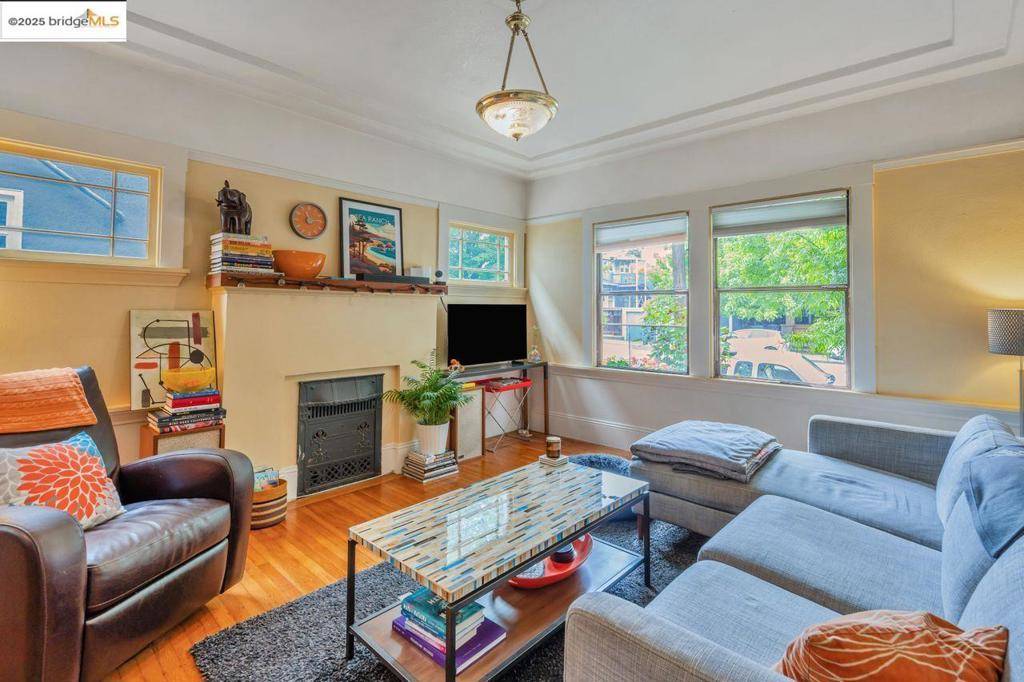 Oakland, CA 94618,5537 Claremont Ave