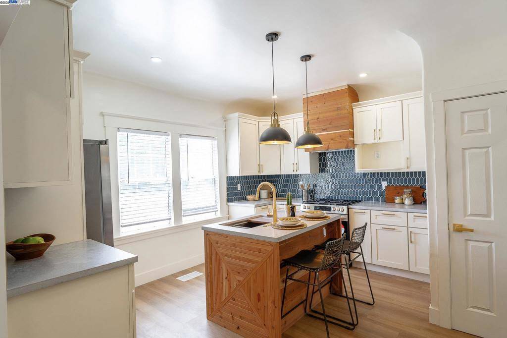 3708 Lyon Ave, Oakland, CA 94601