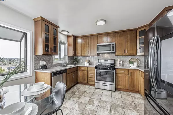 Oakland, CA 94605,9883 Lawlor St