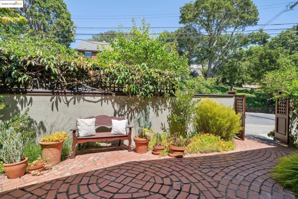Berkeley, CA 94707,744 Santa Barbara Rd