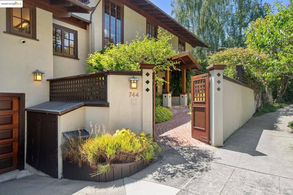 Berkeley, CA 94707,744 Santa Barbara Rd