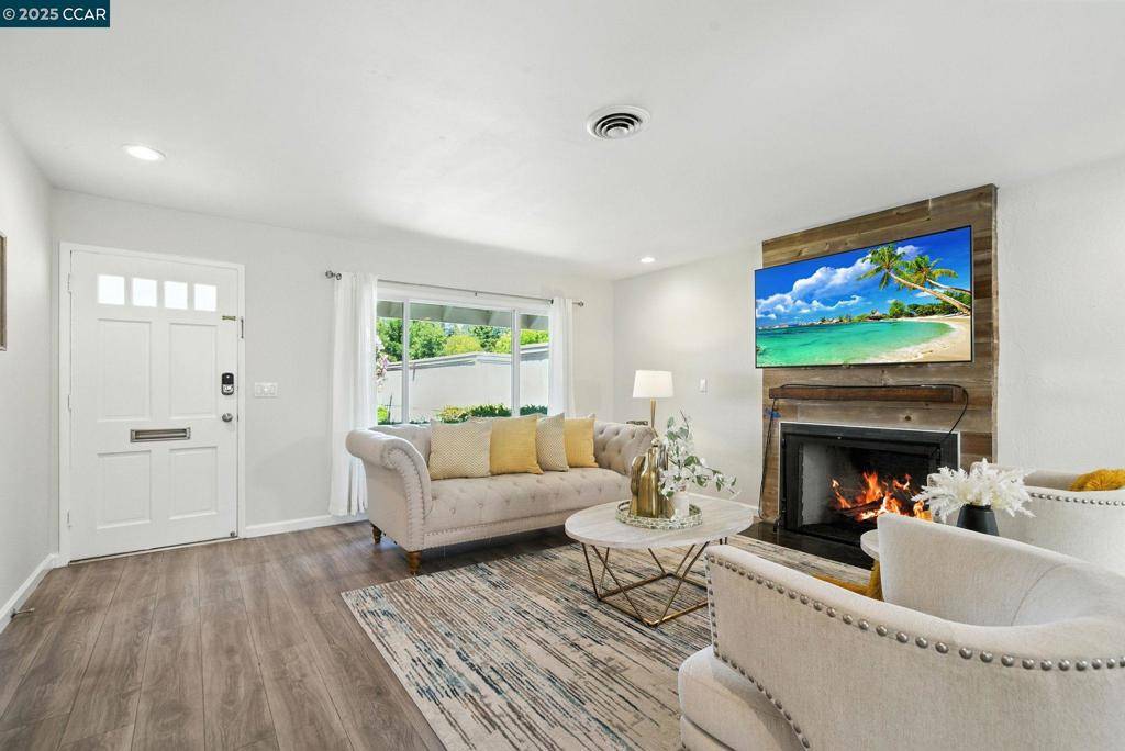 Moraga, CA 94556,21 Miramonte Dr