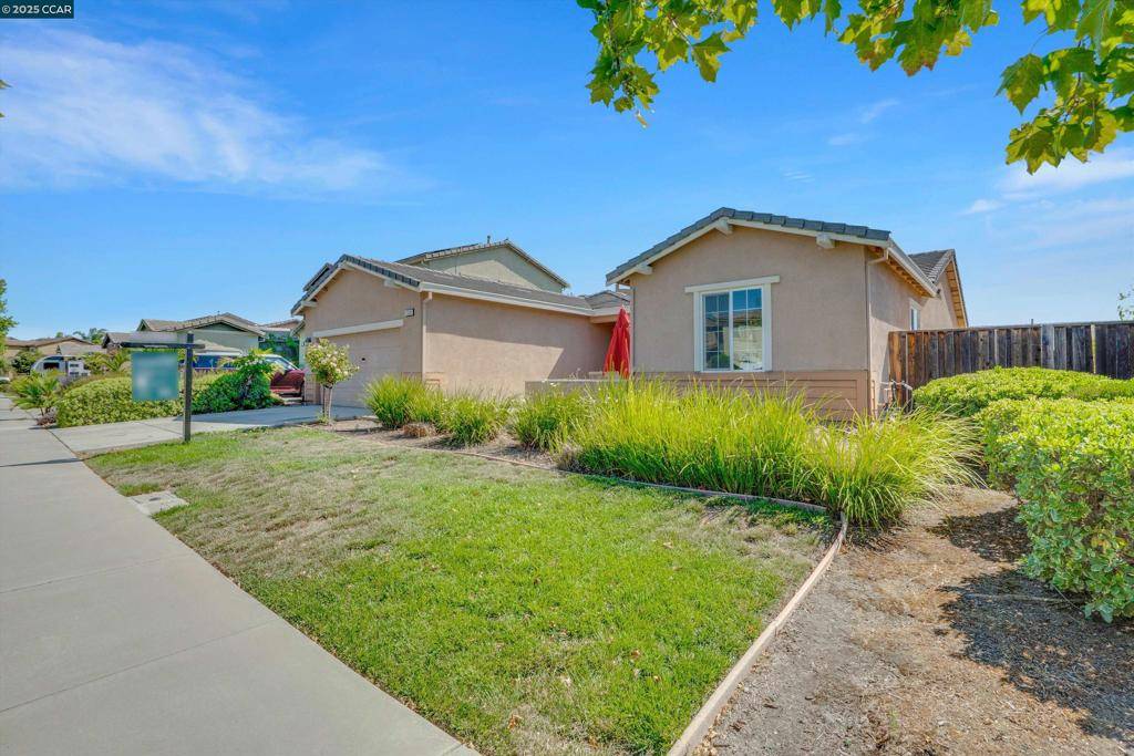 1030 Clear Lake Dr, Oakley, CA 94561