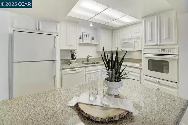 Walnut Creek, CA 94595,1224 Singingwood Ct #6