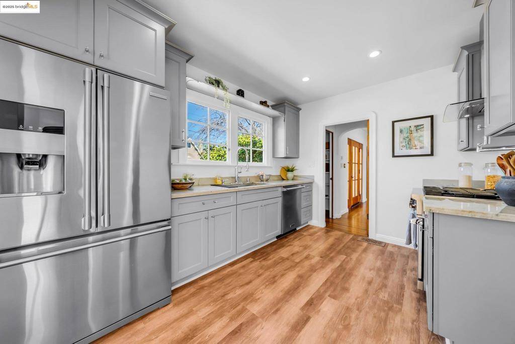 5605 Picardy Dr, Oakland, CA 94605