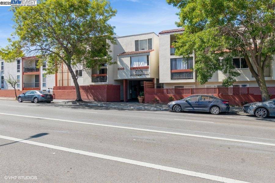 Oakland, CA 94611,2005 Pleasant Valley Ave
