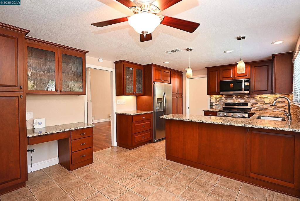 Martinez, CA 94553,933 Meadowvale Ct