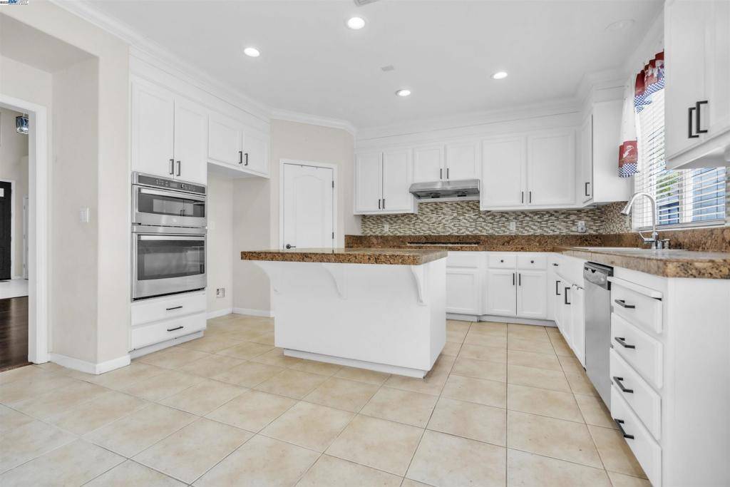 Antioch, CA 94509,2096 Goldpine Way